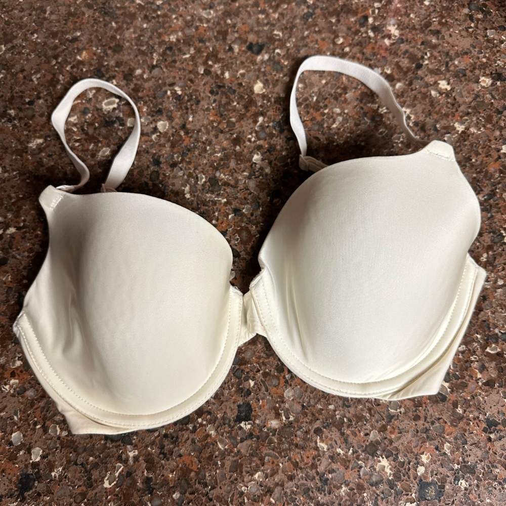 Victoria’s Secret bra size 32DD.